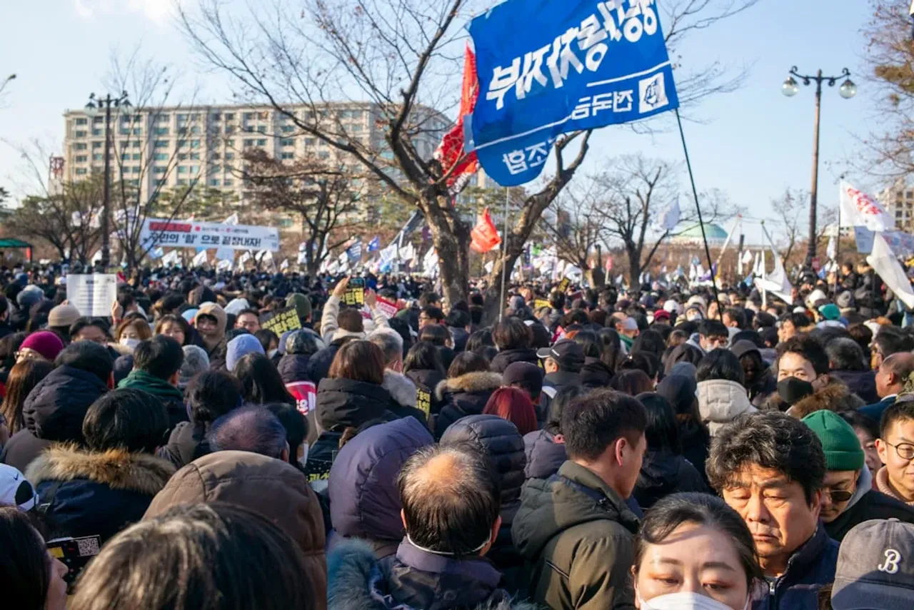 거리에서 시위를 벌이는 군중들의 모습