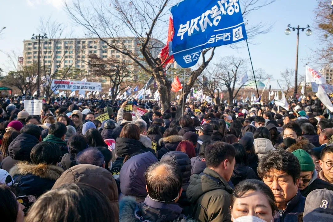 한국 정치를 망친 '팬덤 정치'의 그림자… 민주주의의 위기인가