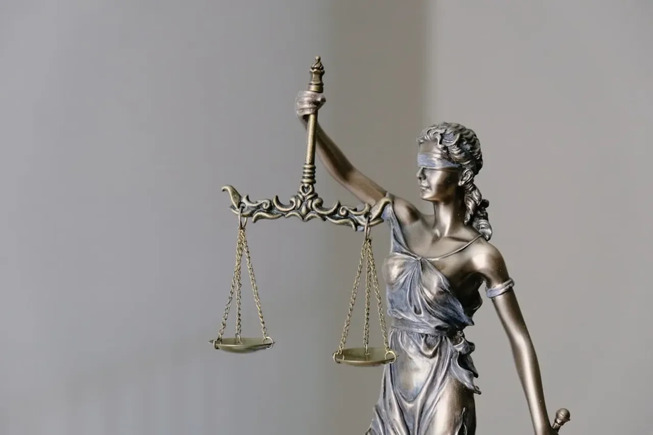 텅 빈 법정과 쌓여있는 소송 기록들, 마비된 사법 기능을 상징